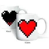 Kikkerland Mok / Beker - Warmte verkleurend - Pixel - In een hart design - Voor koffie en thee - Porselein - Retro - Rood/Zwart - Liefde - Magische mok