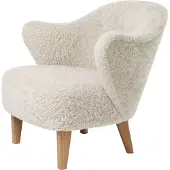 Audo Copenhagen Ingeborg fauteuil schapenvacht moonlight, natuurkleurige eikenhouten poten