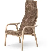 Swedese Lamino fauteuil en voetenbankje gelakt beuken/schapenvacht Sahara (nogabruin)