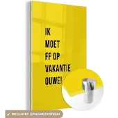 MuchoWow Glasschilderij 120x180 cm - Schilderij acrylglas - Quotes - Ik moet ff op vakantie ouwe! - Geel - Foto op glas - Schilderijen