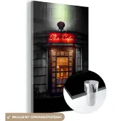 MuchoWow Glasschilderij 20x30 cm - Schilderij acrylglas - Deur - Café - Rood - Architectuur - Neonlicht - Foto op glas - Schilderijen