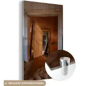 MuchoWow Glasschilderij 60x90 cm - Schilderij acrylglas - Deur - Zand - Huis - Architectuur - Foto op glas - Schilderijen
