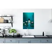 PosterMonkey Vrouw - Portret - Water - Bloemen - Lelie
