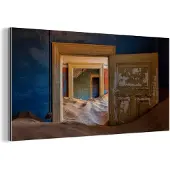 MuchoWow Wanddecoratie Metaal - Aluminium Schilderij Industrieel - Blauw - Deur - Zand - Woestijn - 160x80 cm - Dibond - Foto op aluminium - Industriële muurdecoratie - Voor de woonkamer/slaapkamer