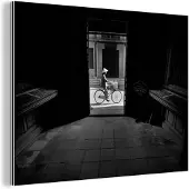 MuchoWow Wanddecoratie Metaal - Aluminium Schilderij Industrieel - Deur - Fiets - Straat - Architectuur - 120x90 cm - Dibond - Foto op aluminium - Industriële muurdecoratie - Voor de woonkamer/slaapkamer