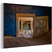 MuchoWow Wanddecoratie Metaal - Aluminium Schilderij Industrieel - Blauw - Deur - Zand - Woestijn - 150x100 cm - Dibond - Foto op aluminium - Industriële muurdecoratie - Voor de woonkamer/slaapkamer