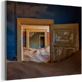 MuchoWow Wanddecoratie Metaal - Aluminium Schilderij Industrieel - Blauw - Deur - Zand - Woestijn - 160x120 cm - Dibond - Foto op aluminium - Industriële muurdecoratie - Voor de woonkamer/slaapkamer