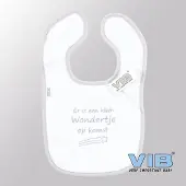 Vib - Slabbetje Luxe velours - Er is een klein wondertje op komst (Wit-Grijs) - Babykleertjes - Slabbetjes - zwangerschap aankondiging - baby aankondiging