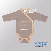 Vib - Rompertje (overslag) Luxe Katoen - Coming Soon (Bruin) - Babykleertjes - romper - rompertjes - rompertjes met tekst - baby cadeau - baby aankondiging - overslagromper