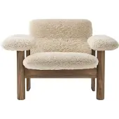 Audo Copenhagen Brasilia fauteuil low back Walnut-Nature sheepskin curly