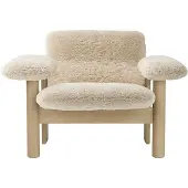 Audo Copenhagen Brasilia fauteuil low back Natural oak-Nature sheepskin curly
