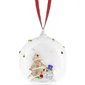 Swarovski beeldjes Holiday Cheers Ornament Kerstbal 5701509 | goudkleurig winterdecoratie aan rood ripsband lint | glazen bol met boom en sneeuwpop, verzamelobject