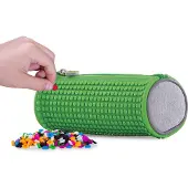 PIXIE CREW Een ronde etui met rits en een groen paneel