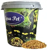 Lyra 10 kg Premium zachtvoer in een bak van 30 liter
