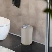 Unyqoos Stijlvolle en Robuuste Afvalemmer met Swingdeksel voor Badkamer en Huishouden