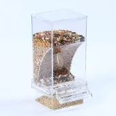 Unyqoos Automatische voerdispenser van acryl met zitstok – transparante voerautomaat voor parkieten en kanaries, met een schuin aflopende uitloopopening en een opvangbak