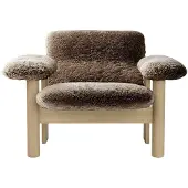 Audo Copenhagen Brasilia fauteuil low back Natural oak-Sahara sheepskin curly