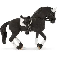 Schleich Horse Club 4-delige Toernooistalionspeelset - Realistische Stalione met Accessoires, Cadeau voor Jongens en Meisjes