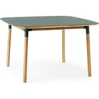 Normann Copenhagen Form Eettafel 120x120 cm green, eikenhouten poten