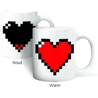 Kikkerland Mok / Beker - Warmte verkleurend - Pixel - In een hart design - Voor koffie en thee - Porselein - Retro - Rood/Zwart - Liefde - Magische mok