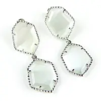 Sophie Zilveren oorringen oorbellen Model Hexagon met witte parelmoerkleurige stenen
