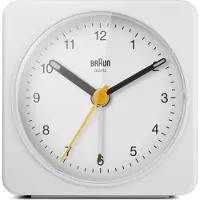 Braun Classic Analoge Wecker met Snooze en Licht, Stille Quartz Beweging, Crescendo Alarm in Wit, Model BC03W.