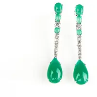Sophie Zilveren oorringen Model Long Green lange zilveren oorringen gezet met groene stenen en cubic zirconia