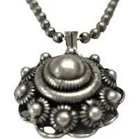 Zeeuws Meisje Hanger elegante chique bolle Zeeuwse knop met oogjesrand, zwaar verzilverd doorsnede 18 mm