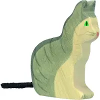Goki Cat, sitting