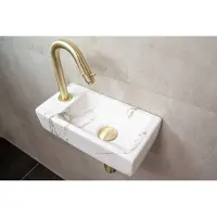 Mueller Mini Apa fonteinset links met wit marmeren fontein en gebogen gouden kraan