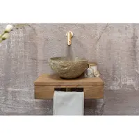 Saniclear Seba fonteinset met bruin eiken plank, rivierstenen waskom en gouden kraan voor in het toilet