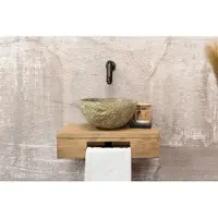 Saniclear Seba fonteinset met bruin eiken plank, rivierstenen waskom en zwarte kraan voor in het toilet