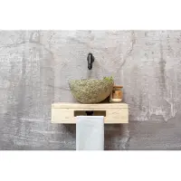 Saniclear Seba fonteinset met eiken plank, rivierstenen waskom en zwarte kraan voor in het toilet