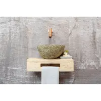 Saniclear Seba fonteinset met eiken plank, rivierstenen waskom en koperen kraan voor in het toilet
