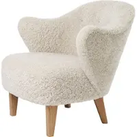 Audo Copenhagen Ingeborg fauteuil schapenvacht moonlight, natuurkleurige eikenhouten poten