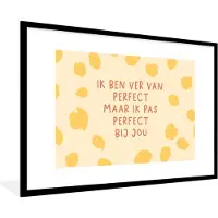 PosterMonkey Fotolijst incl. Poster - Relatie - Stel - Quotes - Liefde - Ik pas perfect bij jou - Spreuken - 90x60 cm - Posterlijst