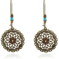 Deja Jewels Goudkleurige ronde bewerkte dames oorbellen met stenen en kralen