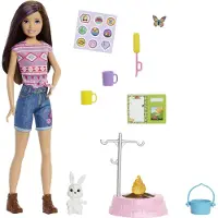 Barbie It Takes Two Skipper Pop en Accessoires, Camping Speelset met Pop, Kampvuur, Huisdier Konijn, Stickervel & Meer