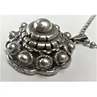 Zeeuws Meisje Hanger bolle traditionele Zeeuwse knop zwaar verzilverd, 26 mm doorsnede, met bolletjesketting.
