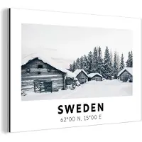 MuchoWow Wanddecoratie Metaal - Aluminium Schilderij Industrieel - Zweden - Sneeuw - Boom - Scandinavië - 180x120 cm - Dibond - Foto op aluminium - Industriële muurdecoratie - Voor de woonkamer/slaapkamer