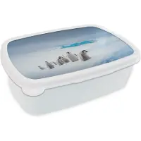 MuchoWow Broodtrommel Wit - Lunchbox - Brooddoos - Jonge pinguïns beklimmen een ijsberg - 18x12x6 cm - Volwassenen