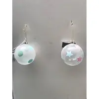 Christmas House Set van 2 bedrukte kerstballen dots en sterren ornamenten in glas