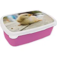MuchoWow Broodtrommel Roze - Lunchbox - Brooddoos - Schattig kuikentje op een houten tafel - 18x12x6 cm - Kinderen - Meisje