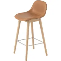 Muuto Fiber barkruk met ruggensteun 65 cm Leer refine cognac-eikenhouten poten
