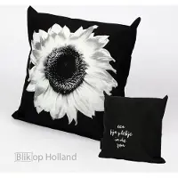 HUGS buitenkussen | zonnebloem | 40 x 40 | dubbelzijdig tuinkussen met tekst | outdoor kussen | terras aankleding | waterafstotend