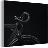 MuchoWow Wanddecoratie Metaal - Aluminium Schilderij Industrieel - Fiets - Stuur - Zwart - Wit - 120x90 cm - Dibond - Foto op aluminium - Industriële muurdecoratie - Voor de woonkamer/slaapkamer