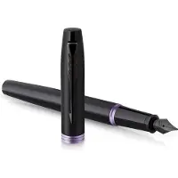 Parker IM Vibrant Rings vulpen | satijn zwarte lak met amethist paarse details | fijne punt met blauwe inkt navulling | geschenkdoos