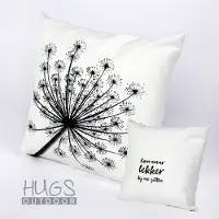 HUGS buitenkussen | 50x50 | berenklauw | wit | outdoor kussen | tuinkussen met tekst | terras aankleding | waterafstotend |