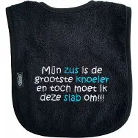 Funnies Zwarte slab met "Mijn zus is de grootste knoeier en toch moet ik deze slab om!!!" - zusje, babyshower, zwanger, cadeautje, kraamcadeau, grappig, geschenk, baby, tekst, slabber, slabbertje, slabbetje