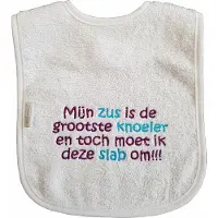 Funnies Witte slab met "Mijn zus is de grootste knoeier en toch moet ik deze slab om!!!" - zusje, babyshower, zwanger, cadeautje, kraamcadeau, grappig, geschenk, baby, tekst, slabber, slabbertje, slabbetje